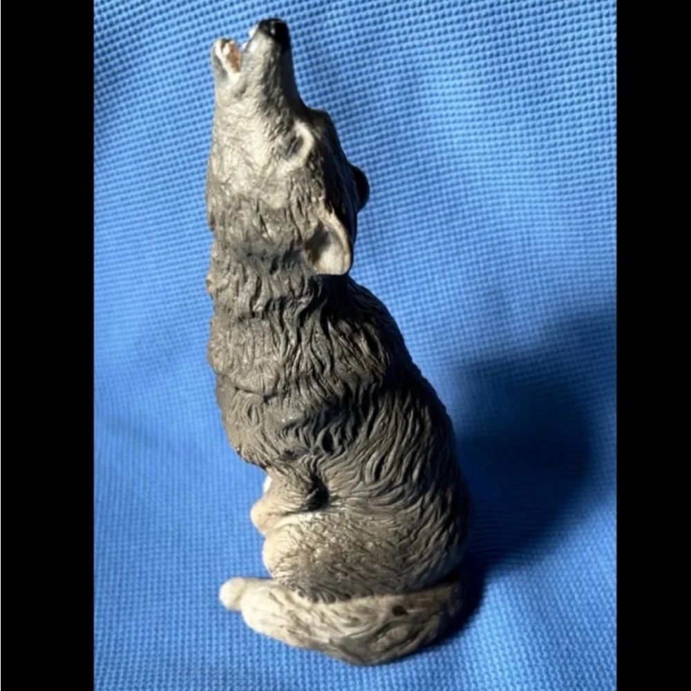 Vintage Howling WOLF Figurine Universal Statuary Corp 1999 / Coyote  7”